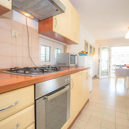 Beach Front Dada * Podglavica